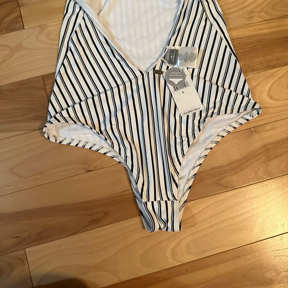 O’Neill one piece striped keyhole cheeky bathing suit size small - Picture 6 of 10